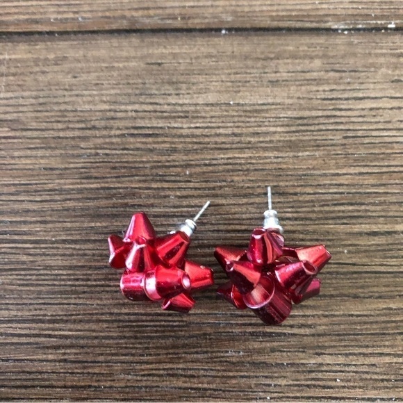 Red metal Christmas bow stud earrings - Picture 2 of 2
